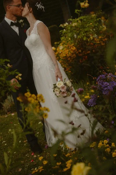 Ein Brautpaar küsst sich im Rosengarten Hadamar nach dem Standesamt, begleitet von einem Hochzeitsfotograf aus Darmstadt mit Blick für leise Gefühle.