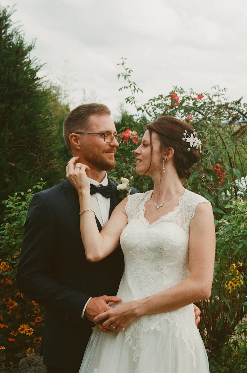 Analoge Hochzeitsfotografie nahe Darmstadt eines innigen Brautpaars nach dem Standesamt im Rosengarten Hadamar, ruhig, nah und voller Verbundenheit