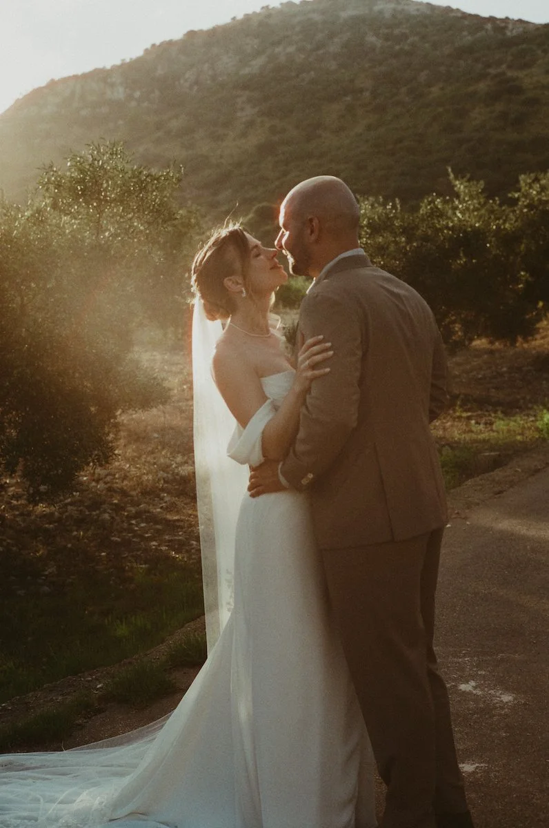 Das Brautpaar steht sich im warmen Abendlicht bei der freien Trauung auf der Finca ses Voltes auf Mallorca gegenüber.