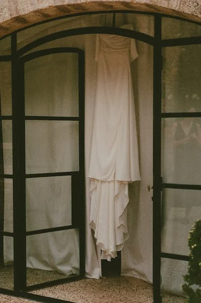 Analoge Hochzeitsfotografie eines schlichten Brautkleides vor der freien Trauung auf der Finca ses Voltes auf Mallorca, ruhig und zeitlos