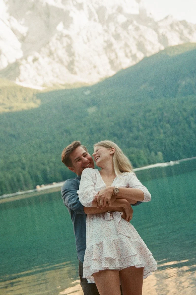 Ein verliebtes Paar beim Verlobungsshooting am Eibsee in Garmisch-Partenkirchen, leicht und ungestellt