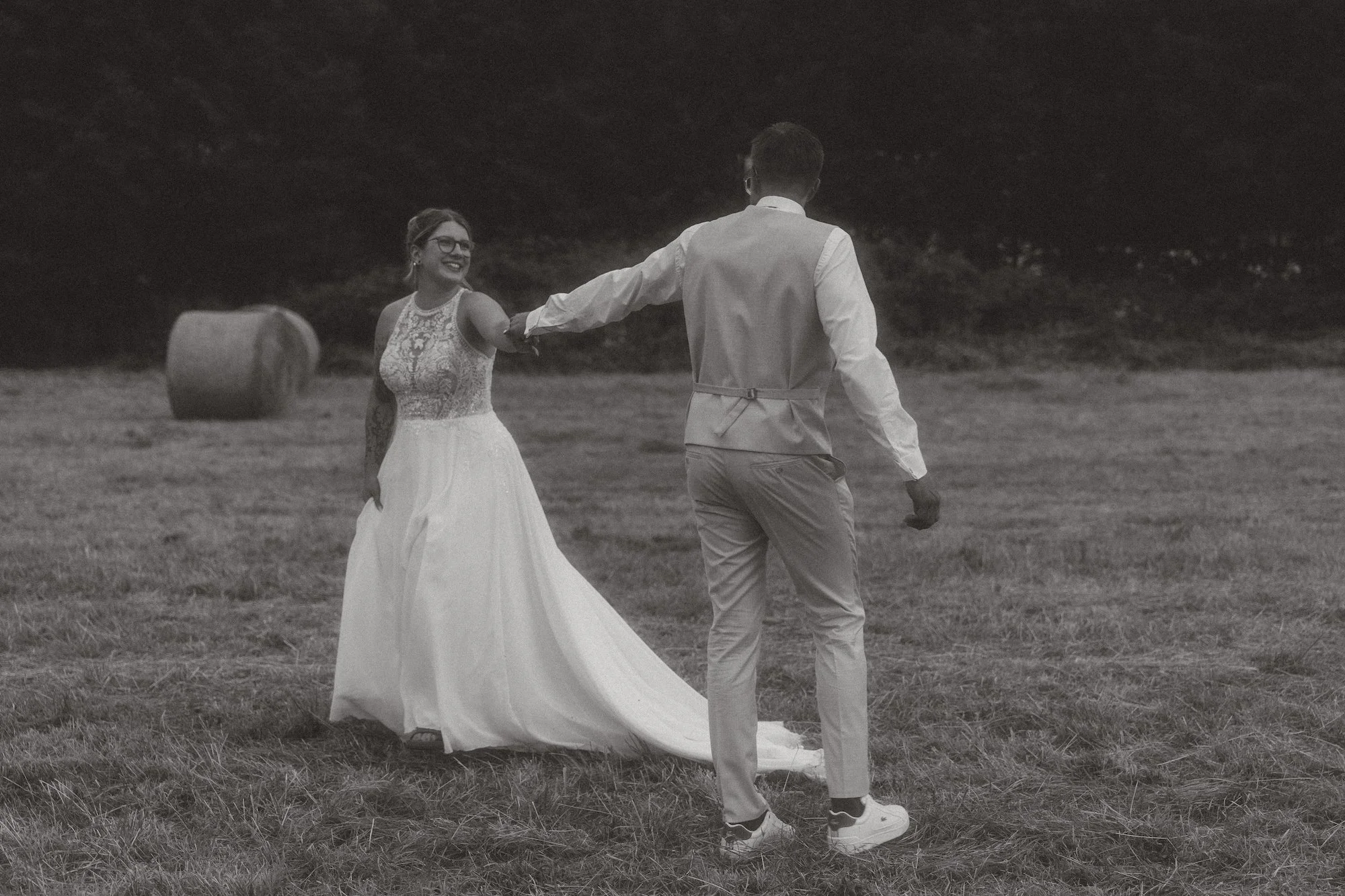 Ein Brautpaar tanzt ausgelassen nach einer freien Trauung auf einer Wiese bei Laufach-Frohnhofen, fotografiert von einem Hochzeitsfotograf aus Darmstadt.