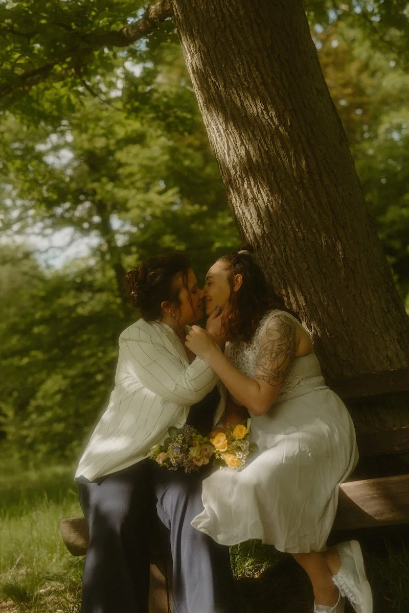 Zärtlicher Moment eines lesbischen Paares bei einer standesamtlichen Trauung an der Dianaburg in Darmstadt