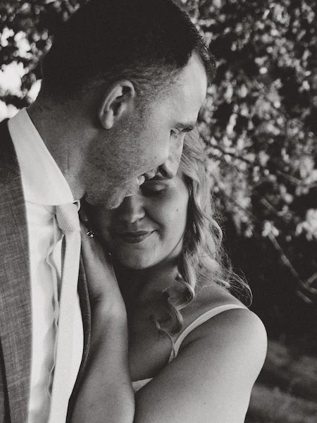 Analoge Hochzeitsfotografie nahe Darmstadt eines inniges After-Wedding-Shooting am Mainzer Sand in Mainz, ruhig, nah und voller leiser Emotionen