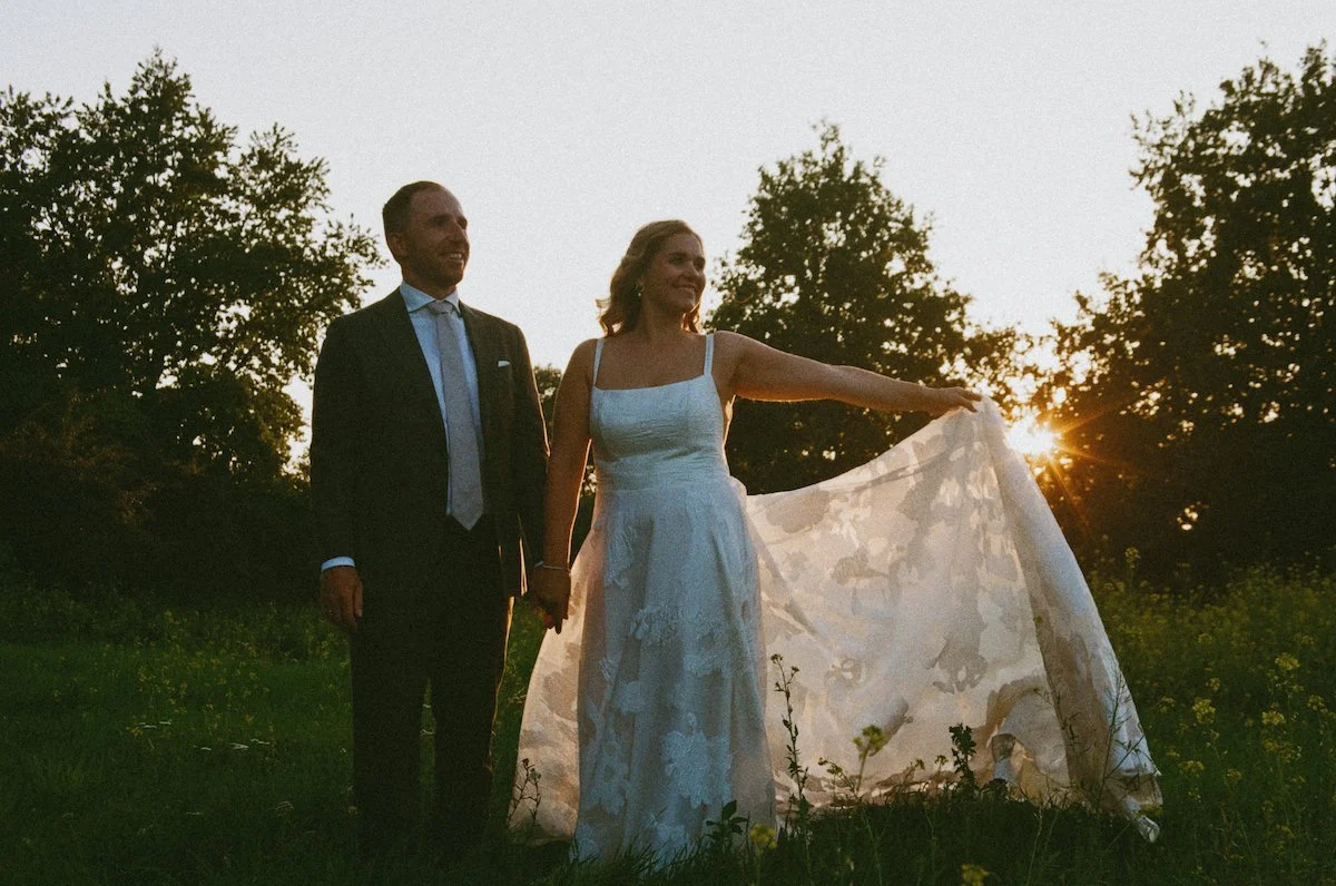 Analoge Hochzeitsfotografie nahe Darmstadt zeigt ein Brautpaar beim After-Wedding-Shooting am Mainzer Sand in Mainz, im warmen Gegenlicht des Abends