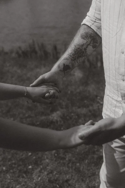 Zwei Hände halten sich still am See in Hahn am See nach dem Standesamt, begleitet von einem emotionalen Hochzeitsfotograf aus Darmstadt mit Blick für Nähe.