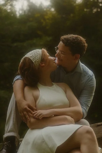 Ein inniges Paar sitzt eng umschlungen im Schlosspark Kronberg im Taunus, eingefangen bei einem emotionalen Fotoshooting bei Darmstadt mit nostalgischer Stimmung.
