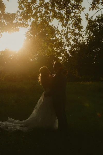 Diese Hochzeitsreportage nahe Darmstadt zeigt ein inniges After-Wedding-Paarshooting im warmen Abendlicht am Mainzer Sand in Mainz