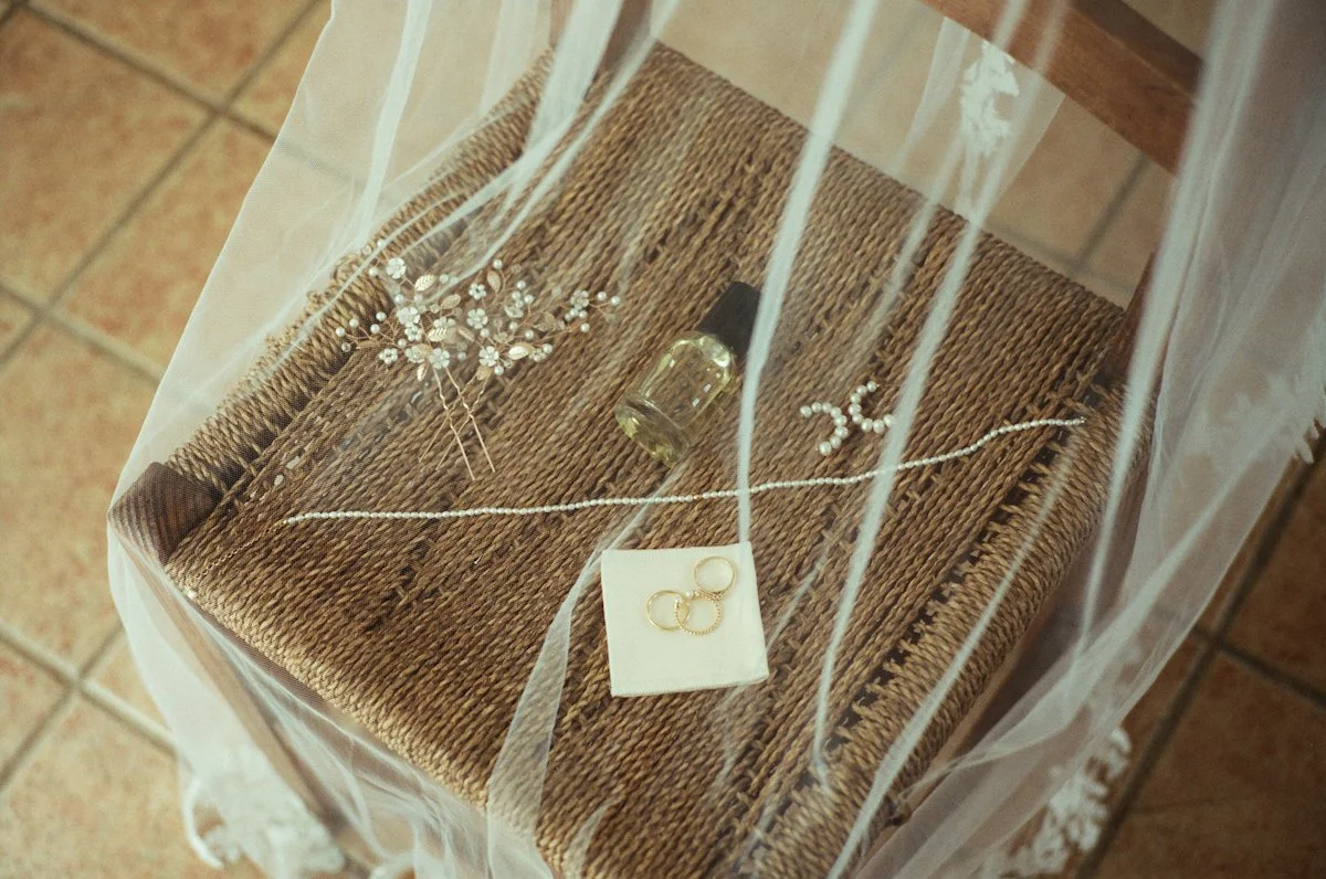 Detailaufnahme von Schmuck, Ringen und Parfum einer Braut in der Finca ses Voltes auf Mallorca