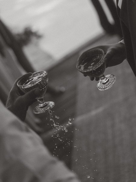 Eine Hochzeitsreportage nahe Darmstadt zeigt einen stillen Anstoß mit Champagnergläsern bei einer freien Trauung am Have'n'Hold am Herthasee in Holzappel