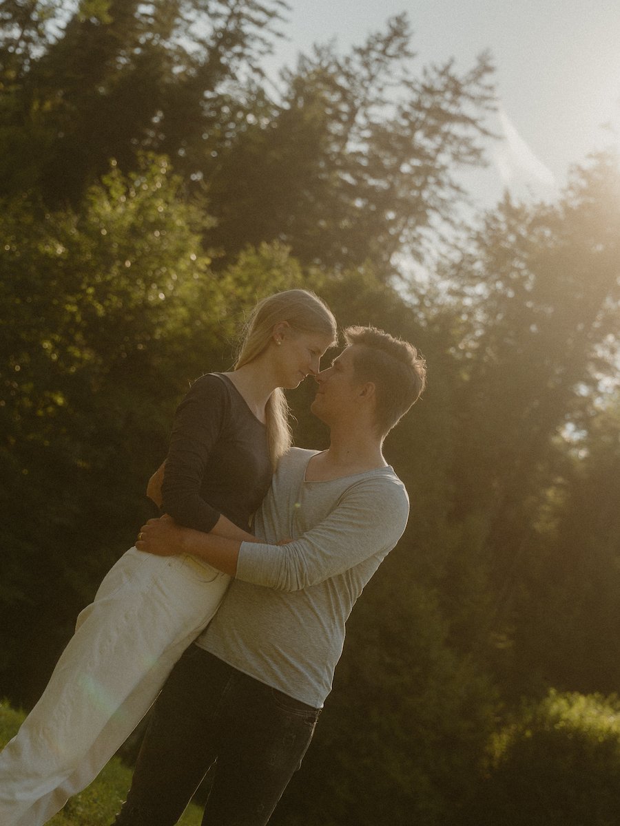 Ein verliebtes Paar hält sich innig am Eibsee in Garmisch-Partenkirchen, festgehalten bei einem emotionalen Fotoshooting.