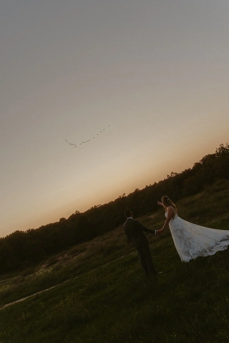 Ein Brautpaar steht während eines Hochzeitsshooting mit einer Hochzeitsfotografin aus Darmstadt bei Sonnenuntergang im Mainzer Sand.