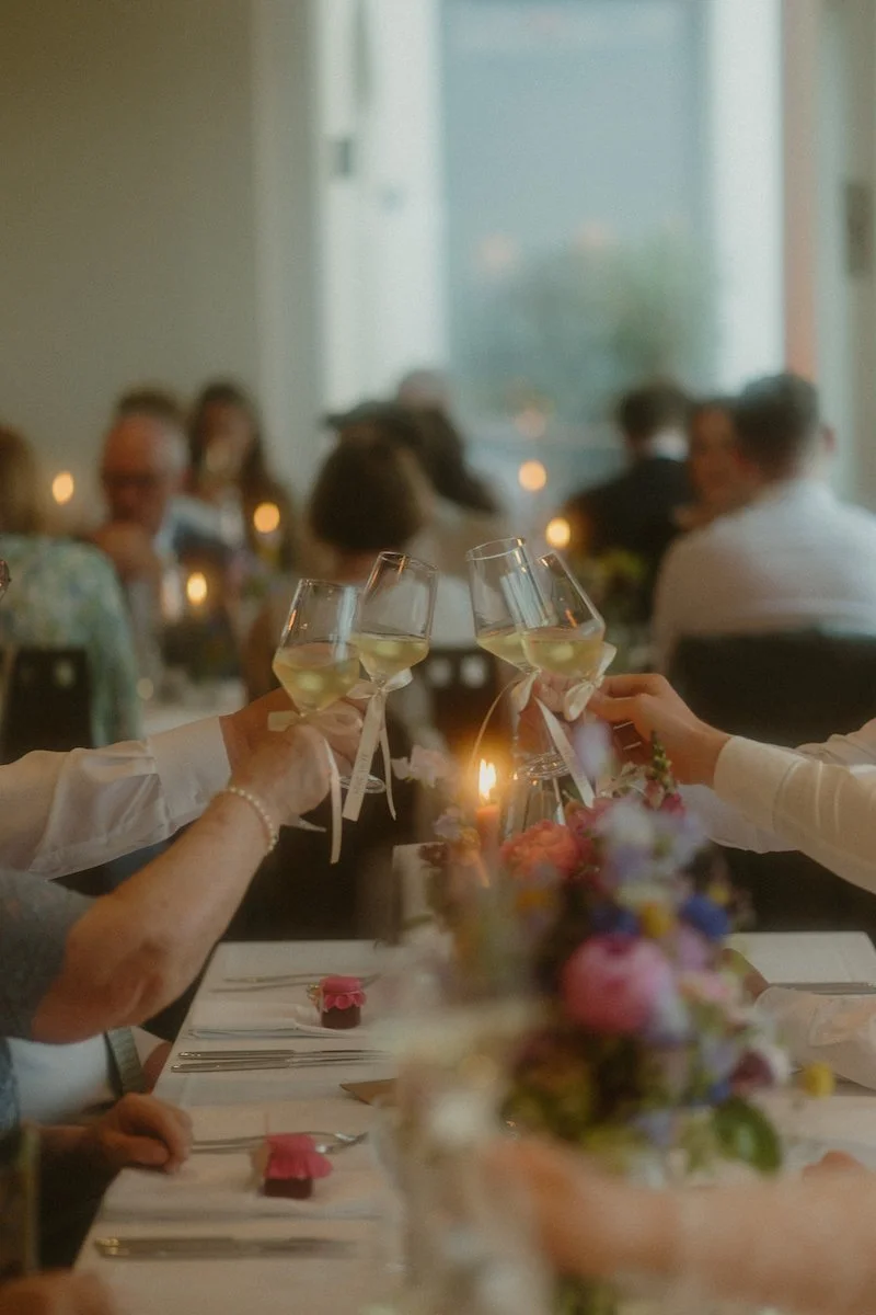 Anstoßen der Hochzeitsgäste während der Feier nach einer kirchlichen Trauung im Hofgut Donnersberg in Vendersheim