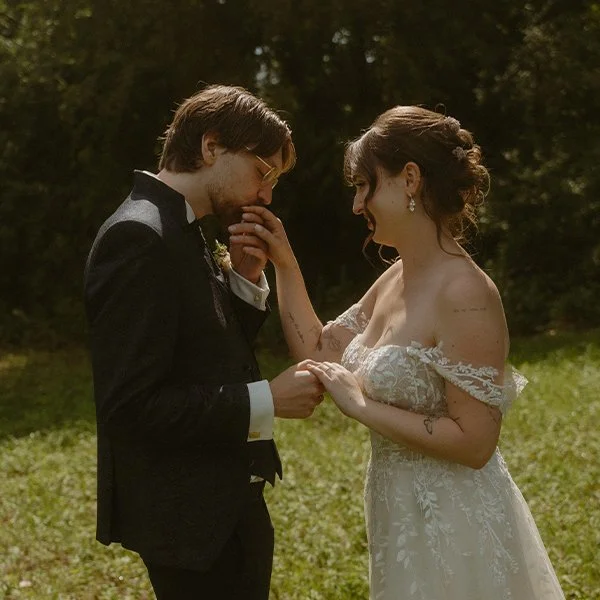 Der Bräutigam küsst seine Braut auf die Hand im Naturschutzgebiet Biedensand in Lampertheim