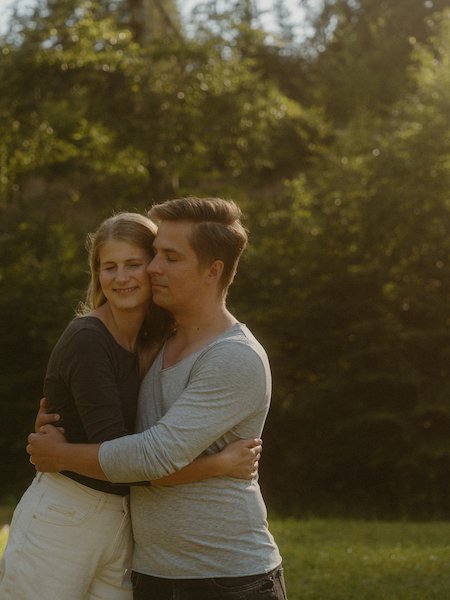 Ein Paar umarmt sich still am Eibsee in Garmisch-Partenkirchen, festgehalten von einem Hochzeitsfotograf aus Darmstadt mit Blick für echte Verbundenheit.