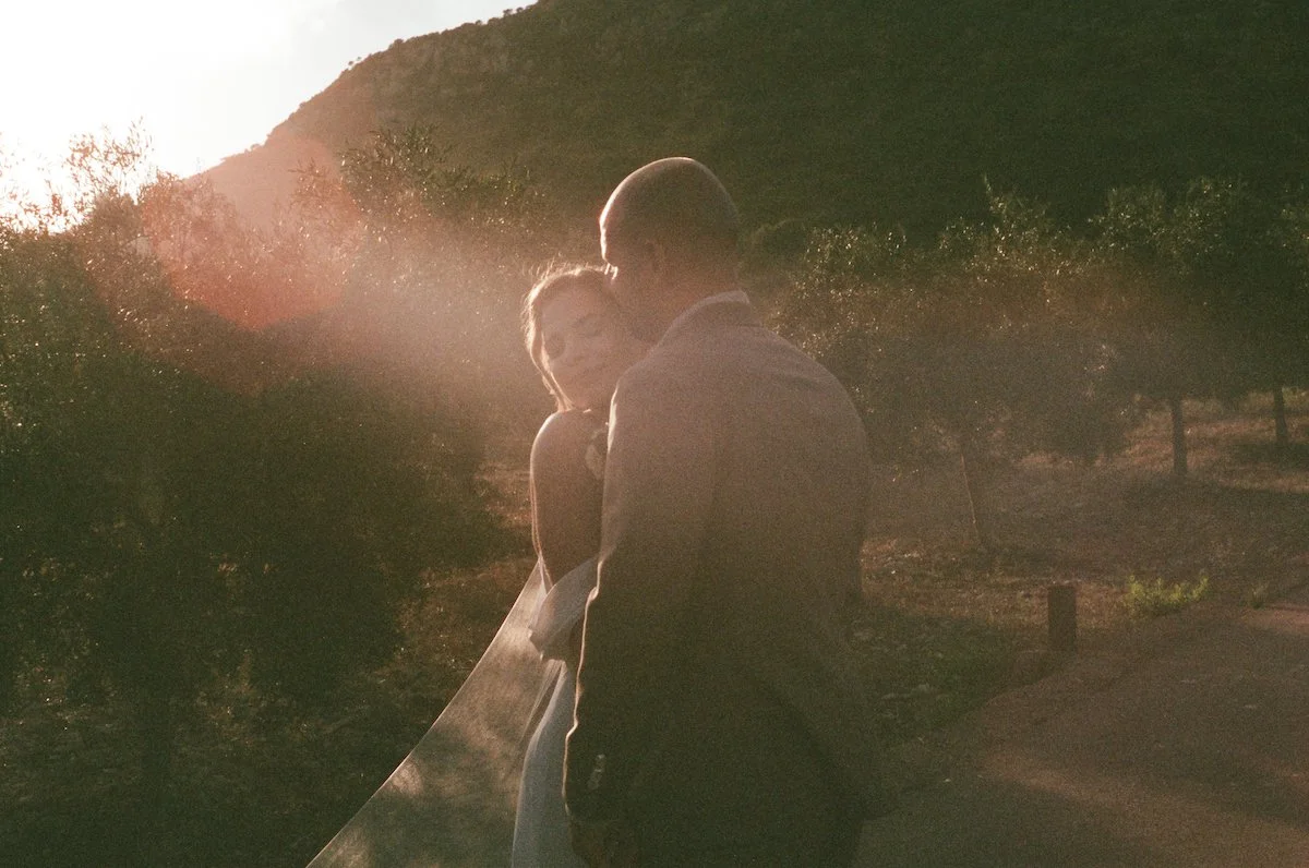 Ein Brautpaar steht innig im warmen Abendlicht auf der Finca Ses Voltes auf Mallorca während einer freien Trauung, fotografiert von einem Hochzeitsfotograf aus Darmstadt.