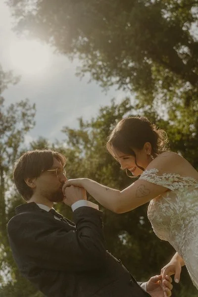 Der Bräutigam küsst die Hand seiner Braut im Naturschutzgebiet Biedensand in Lampertheim.