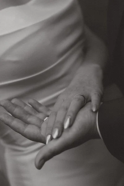 Zarte Berührung auf Hochzeitsfotos nahe Darmstadt: Die Hand der Braut liegt ruhig in der ihres Partners bei der freien Trauung im Lakeside Resort Michaela in Antrifttal.