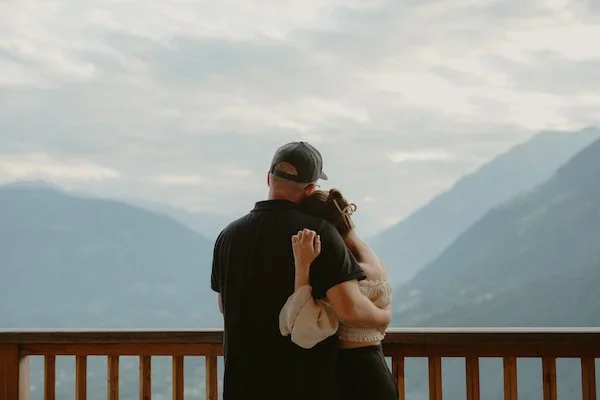 Ein inniges Paar aus Darmstadt in Schenna, Südtirol, umgeben von Bergen und stiller Nähe.