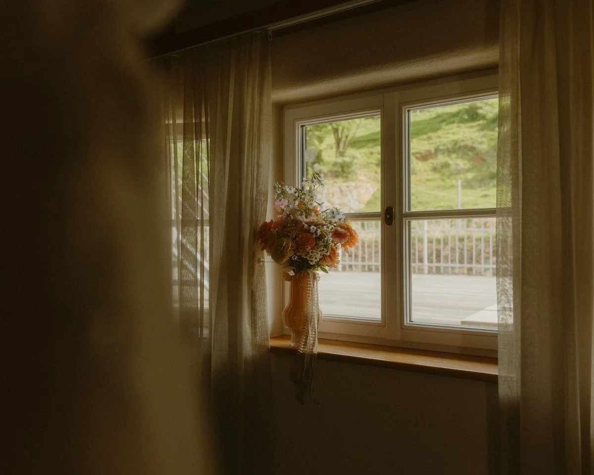 Der Brautstrauß steht im warmen Licht am Fenster des Landhotel Lammershof in Birkenau, ein stiller Moment einer freien Trauung