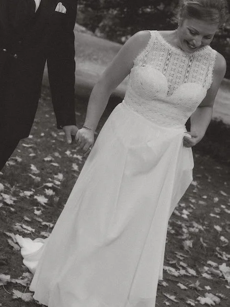 Eine Braut lacht beim Gehen durch den Stadtpark in Worms nach dem Standesamt, begleitet von einem Hochzeitsfotograf aus Darmstadt mit Blick für echte Augenblicke.