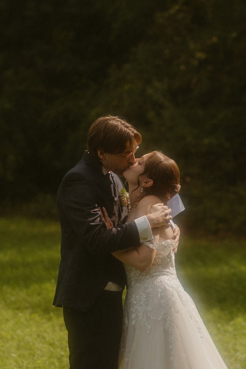 Das Brautpaar küsst sich nach dem Standesamt im Biedensand Lampertheim, ein echter Moment voller Nähe