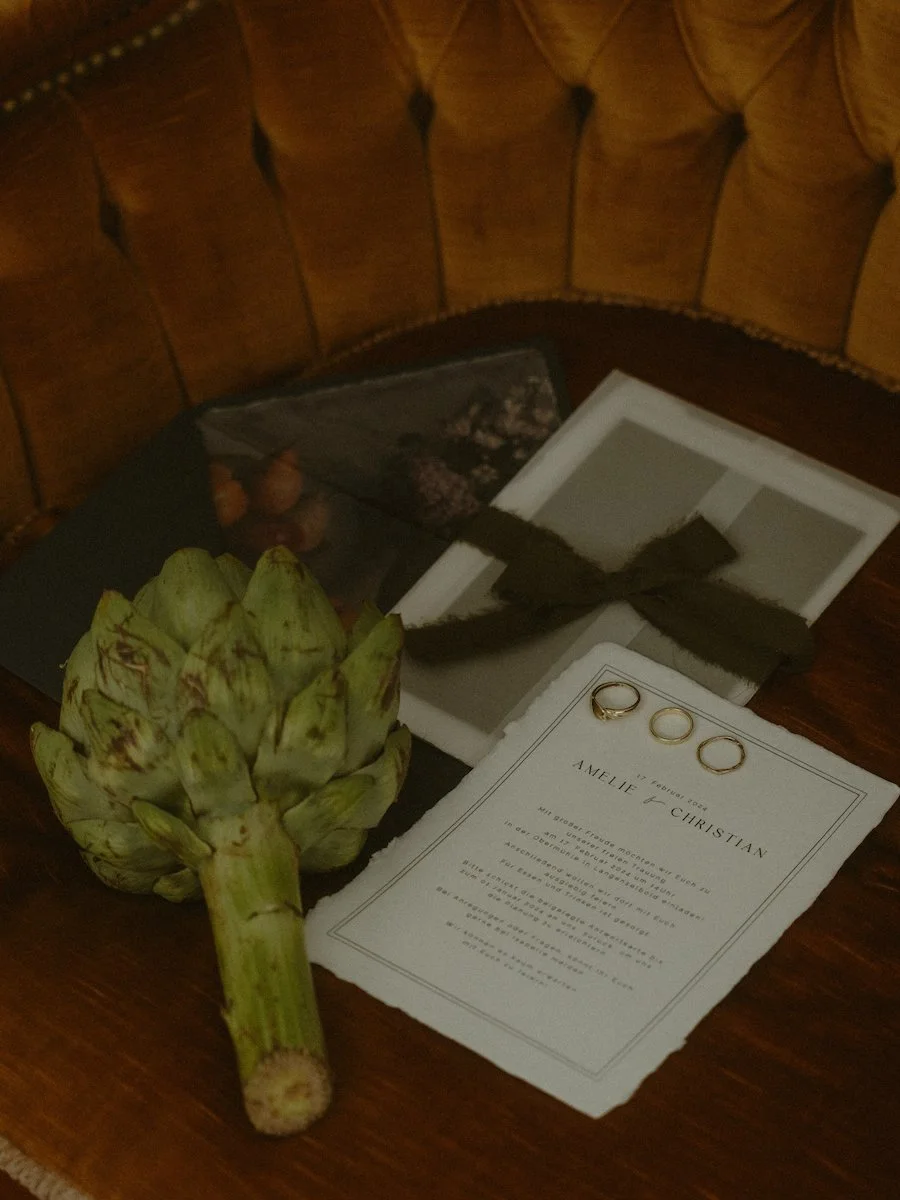 Hochzeitsdetails mit Ringen, Einladung und floralen Elementen beim Standesamt im Alten Auktionshaus Mainz, stilvoll fotografiert im Kontext transparenter Hochzeitsfotograf Darmstadt Preise