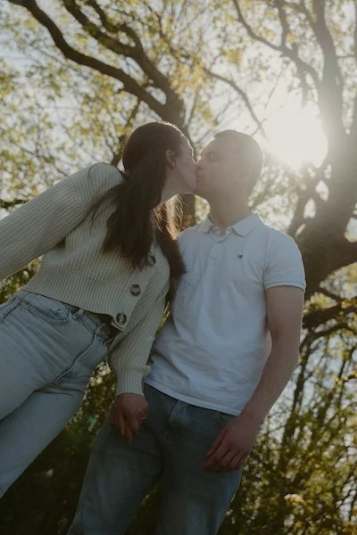 Ein Paar küsst sich beim Heiratsantrag auf einem Wanderweg in Nieder-Ramstadt, eingefangen von einem Hochzeitsfotograf aus Darmstadt mit Gefühl für echte Nähe.