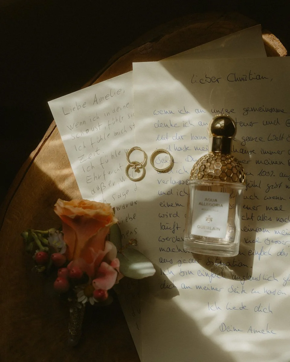 Eine Hochzeitsreportage nahe Darmstadt zeigt liebevolle Details einer freien Trauung im Landhotel Lammershof in Birkenau, voller Nähe und Bedeutung