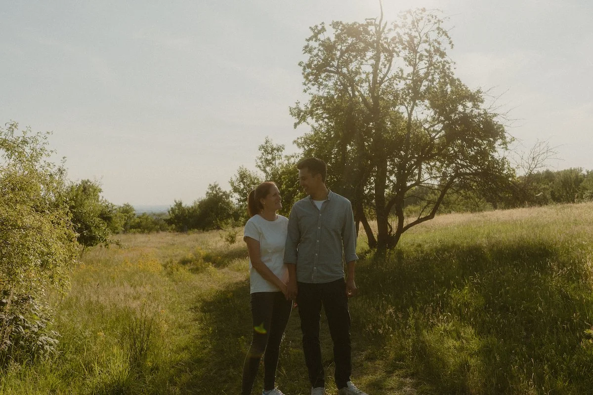 Ein glückliches Paar läuft Hand in Hand über die Streuobstwiesen in Darmstadt-Eberstadt, festgehalten bei einem Fotoshooting in Darmstadt