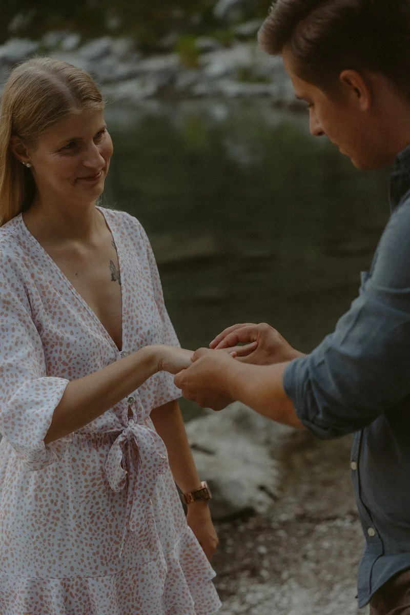 Ein emotionaler Ringmoment am Eibsee in Garmisch-Partenkirchen, festgehalten bei einem natürlichen Fotoshooting voller Nähe und leiser Gefühle.