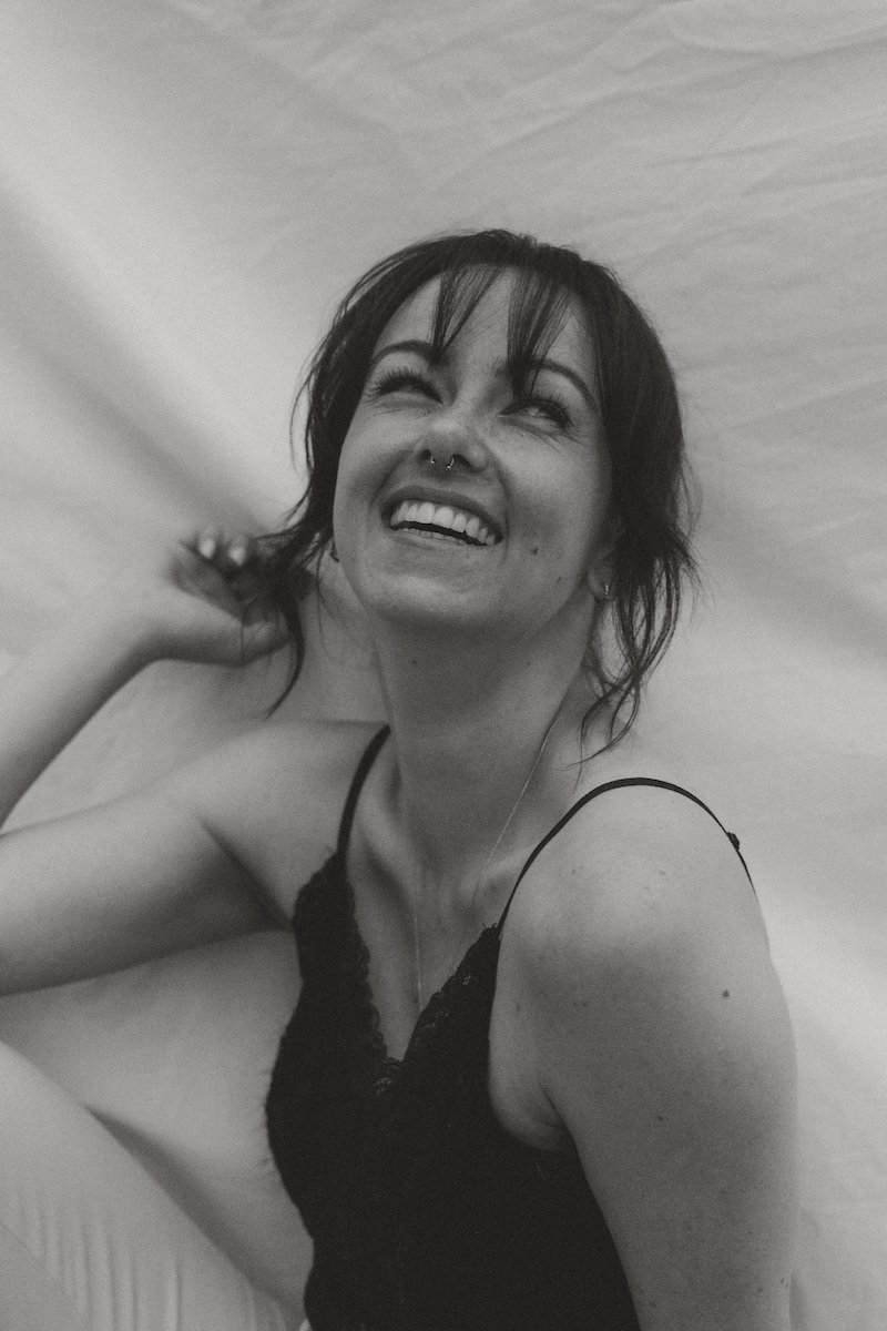 Der Hochzeitsfotograf aus Darmstadt lacht entspannt im natürlichen Licht des Alten Auktionshauses in Mainz.