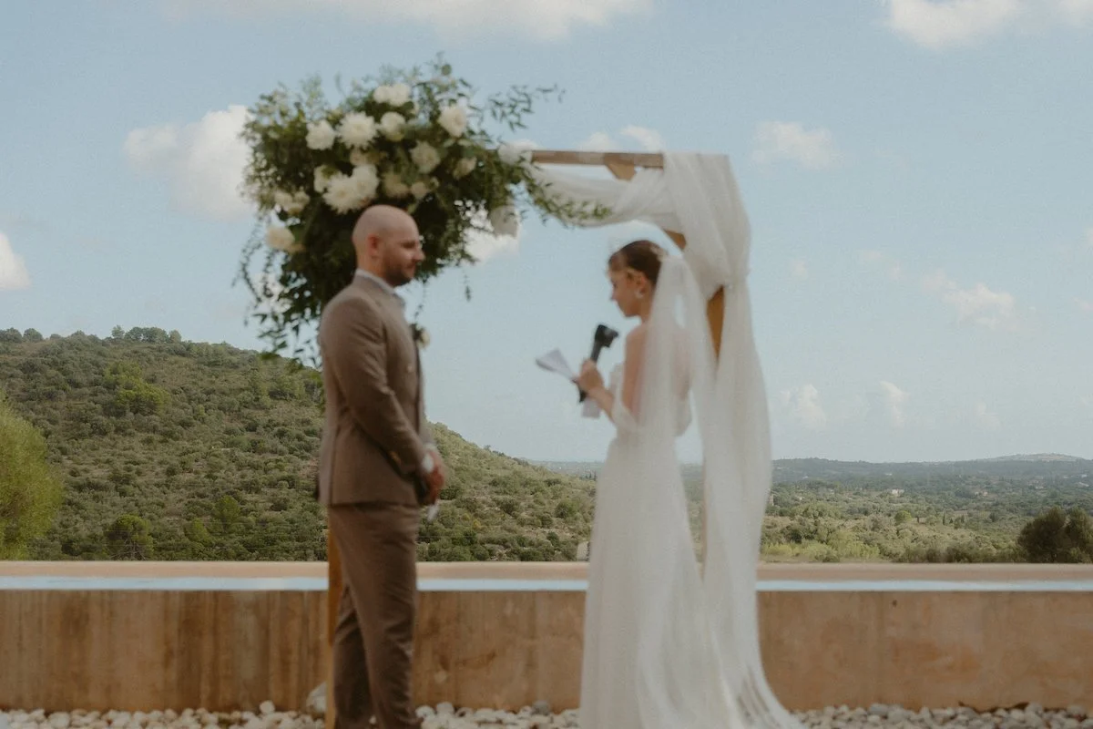 Die Braut spricht ihr Eheversprechen bei der freien Trauung auf der Finca ses Voltes auf Mallorca, begleitet von einem Hochzeitsfotograf aus Darmstadt mit Feingefühl.
