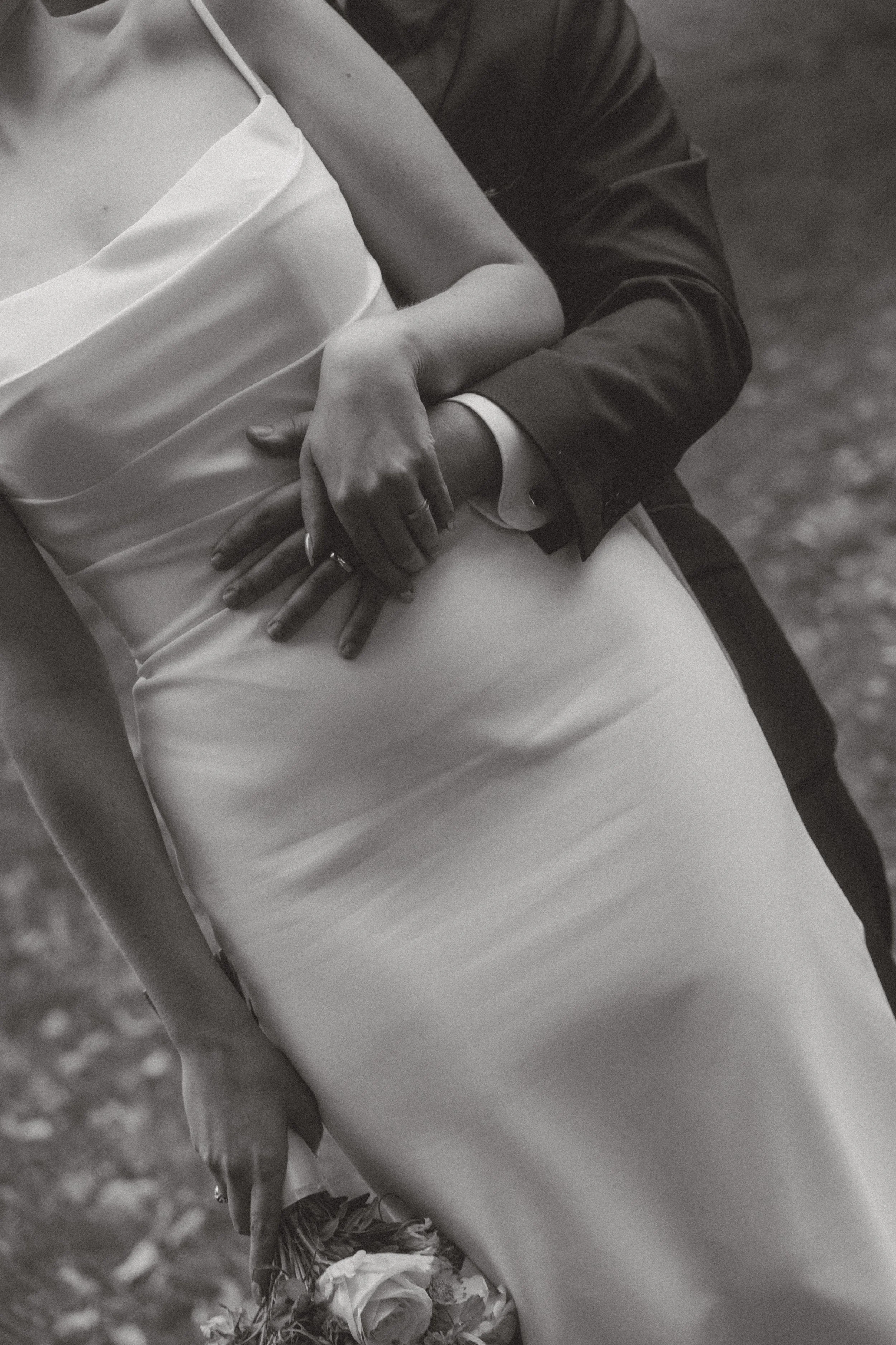 Diese Hochzeitsreportage nahe Darmstadt zeigt eine innige Umarmung bei einer freien Trauung im Lakeside Resort Michaela in Antrifttal, voller Nähe