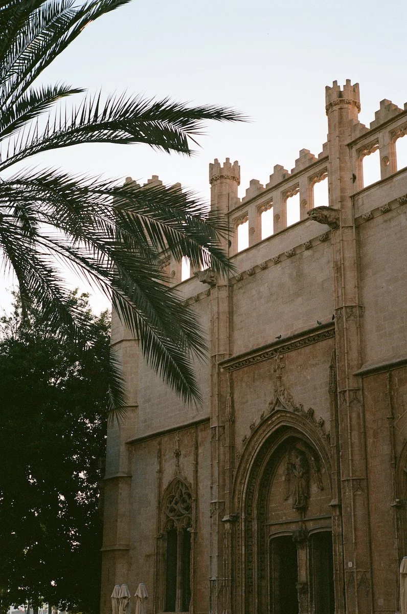 Blick auf die Frontseite einer Kirche in Palma de Mallorca.