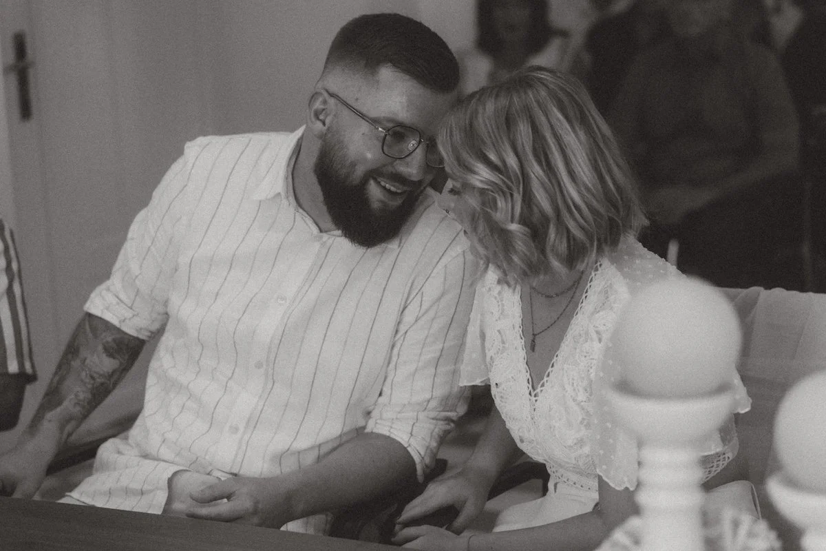 Inniger Moment während der standesamtlichen Trauung im Standesamt Wallmerod, authentisch festgehalten in einer emotionalen Hochzeitsreportage