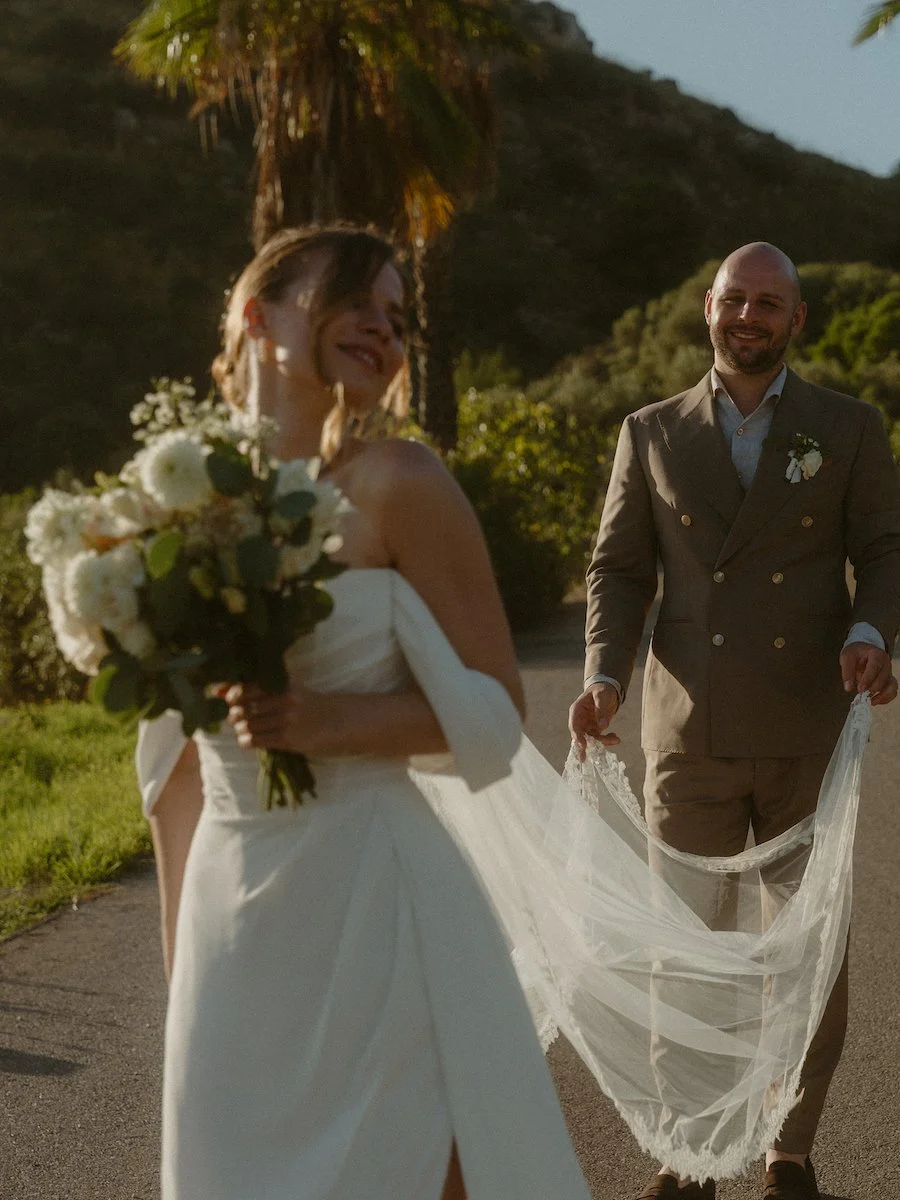 Ein emotionales Brautpaar bei einer freien Trauung auf der Finca ses Voltes auf Mallorca