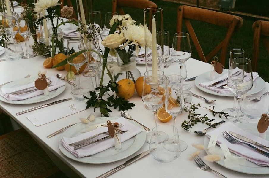 Analoge Hochzeitsfotografie einer liebevoll gedeckten Hochzeitstafel bei einer freien Trauung auf der Finca ses Voltes auf Mallorca