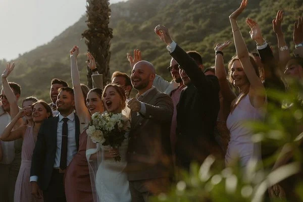 Jubelnde Hochzeitsgesellschaft auf der Finca ses Voltes nach der freien Trauung im Rahmen einer Destination Wedding auf Mallorca