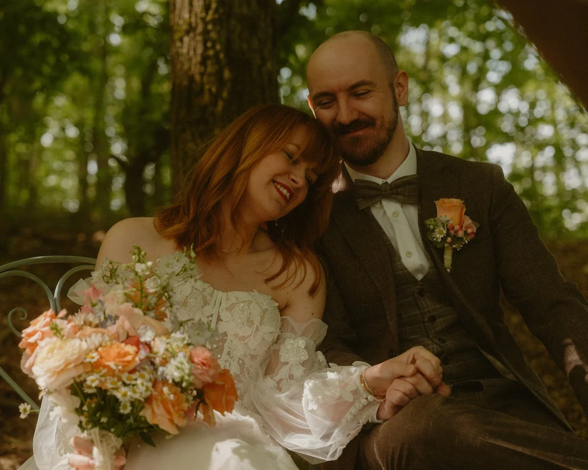 Ein Brautpaar sitzt eng beieinander nach der freien Trauung im Landhotel Lammershof in Birkenau