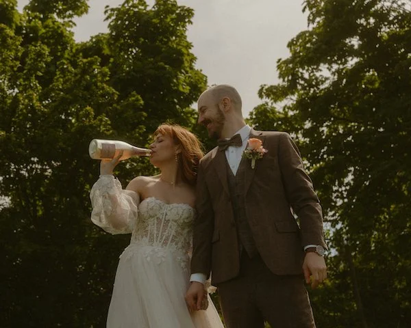 Diese Hochzeitsreportage bei Darmstadt zeigt ein ausgelassenes Brautpaar bei einer freien Trauung im Landhotel Lammershof in Birkenau, voller Lebensfreude