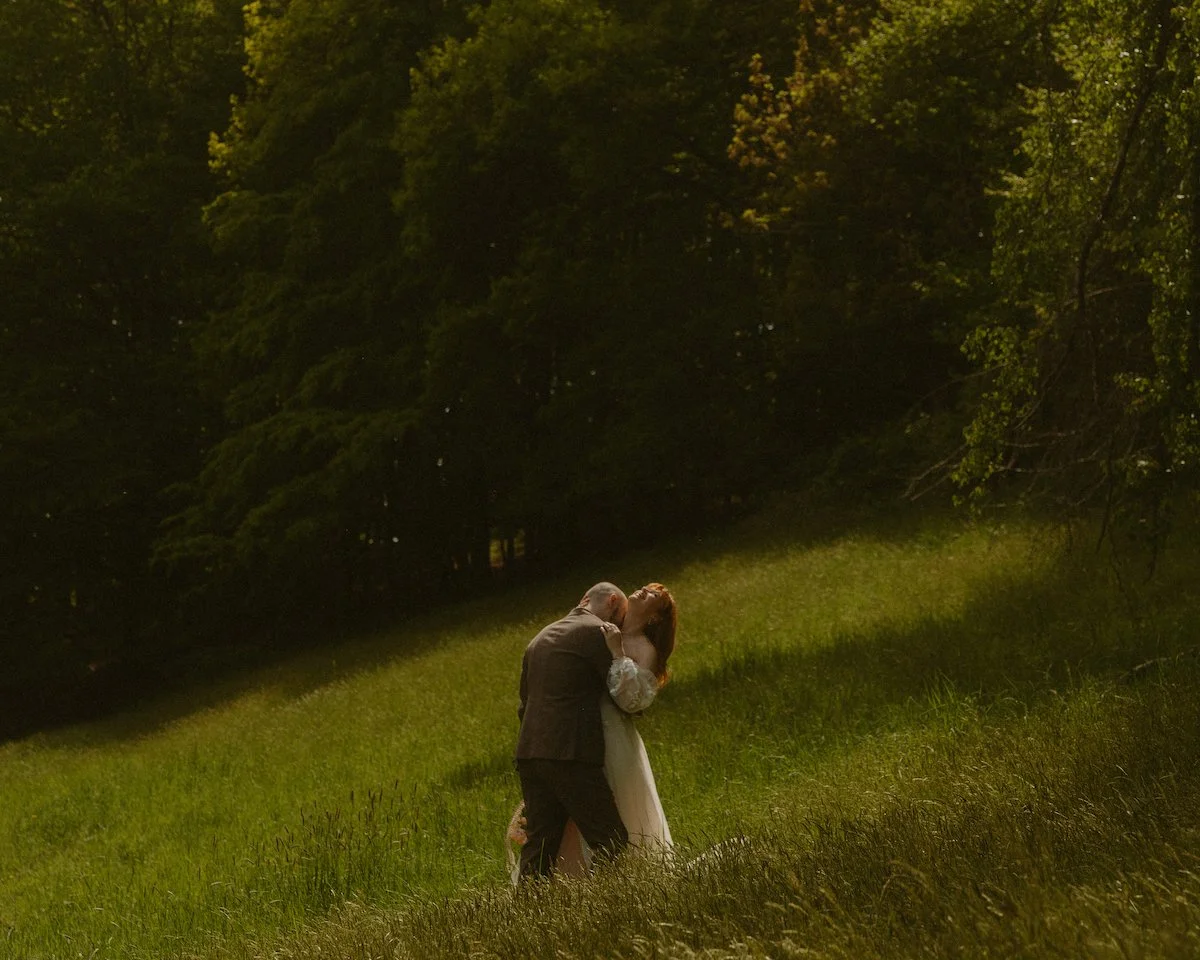 Ein Brautpaar umarmt sich innig auf der Wiese am Landhotel Lammershof in Birkenau, festgehalten von einem Hochzeitsfotograf aus Darmstadt mit Blick für echte Emotionen.