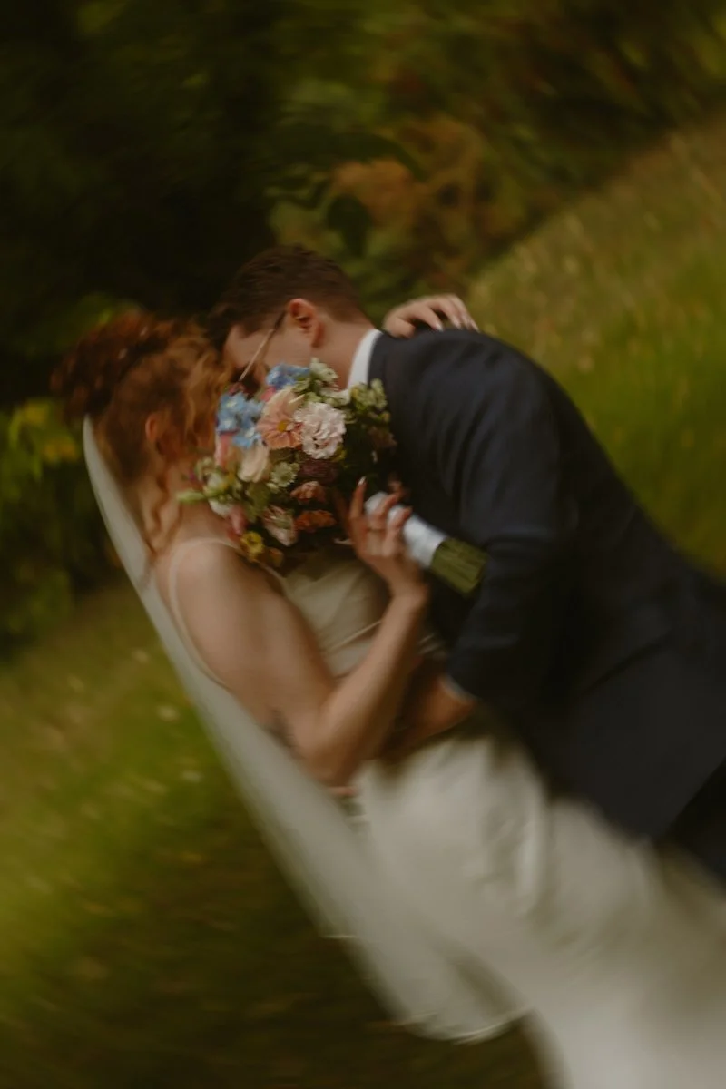 Intimer Kuss des Brautpaares während einer freien Trauung im Lakeside Resort Michaela in Antrifttal