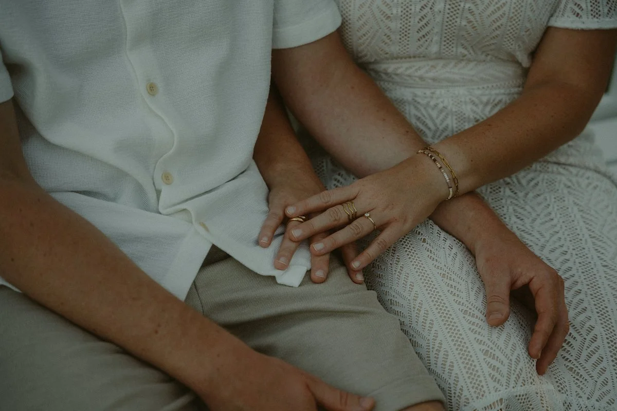 Detailfotos eines Paares, das sich innig umschlungen an den Händen hält für ein Fotoshooting auf der Rosenhöhe in Darmstadt.