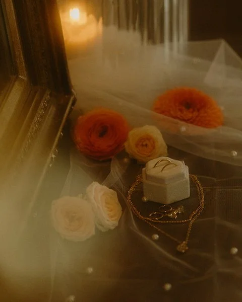 Ringe und Blumen liegen sanft arrangiert zur freien Trauung in der Festhalle Flonheim.