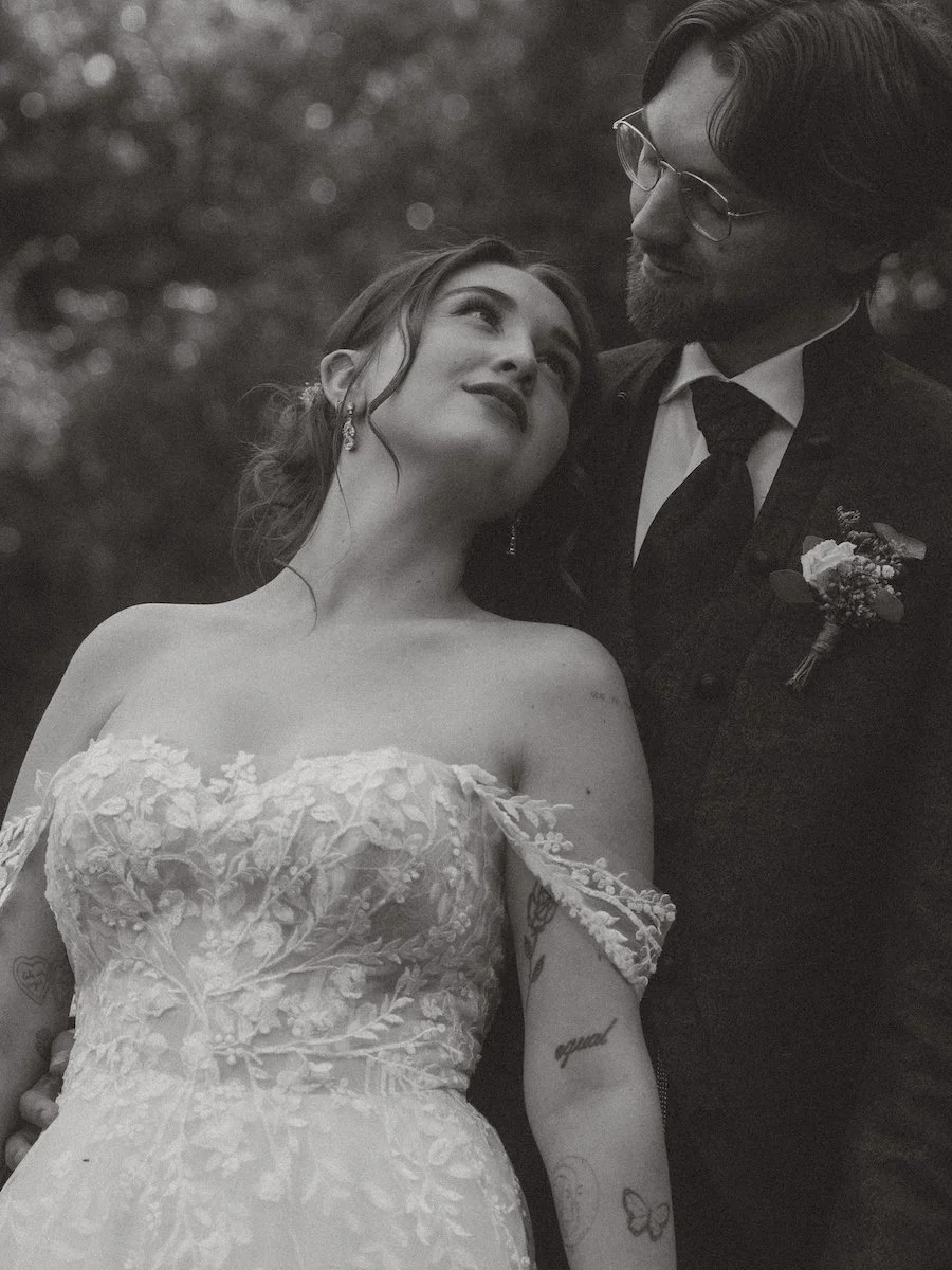 Eine Hochzeitsreportage bei Darmstadt zeigt ein inniges Brautpaar nach dem Standesamt am Biedensand in Lampertheim, voller Nähe und leiser Emotion