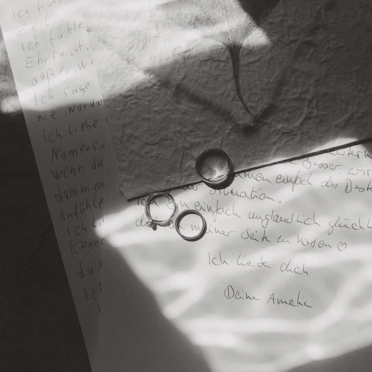 Nahaufnahme von Eheringen, liegend auf einem handgeschriebenen Gelübde in einer Finca auf Mallorca