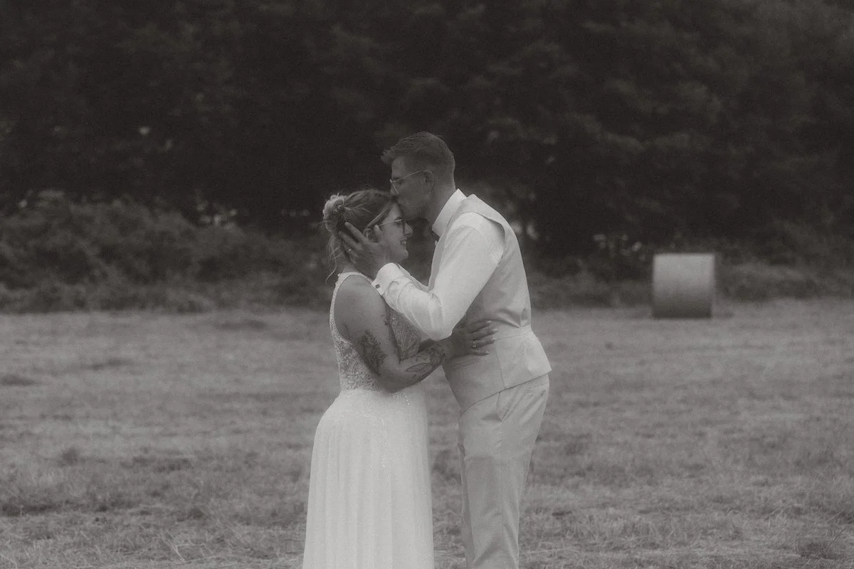 Inniger Kuss bei Hochzeitsfotos nahe Darmstadt: Das Brautpaar hält sich nach der freien Trauung am Bürgerhaus Laufach-Frohnhofen still umarmt.