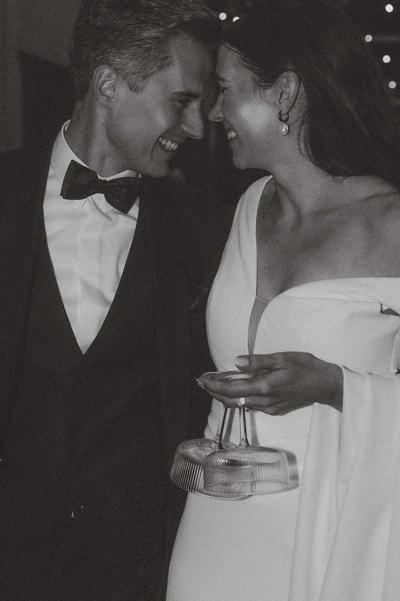 Nahaufnahme in schwarzweiß eines glücklichen Paares mit zwei Champagnergläsern in der Hand nach der Destination Wedding auf Mallorca