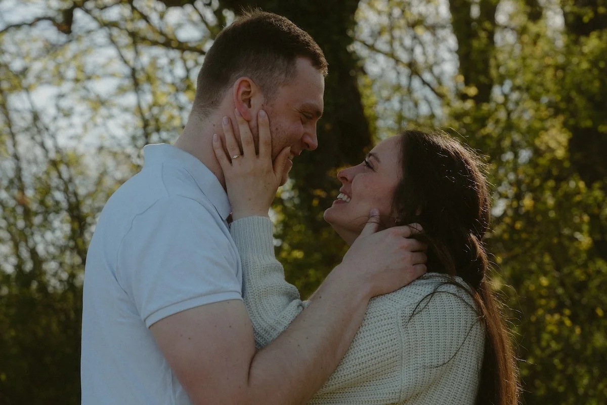 Ein emotionaler Heiratsantrag auf einem Wanderweg in Nieder-Ramstadt, voller Nähe, Lachen und echter Gefühle